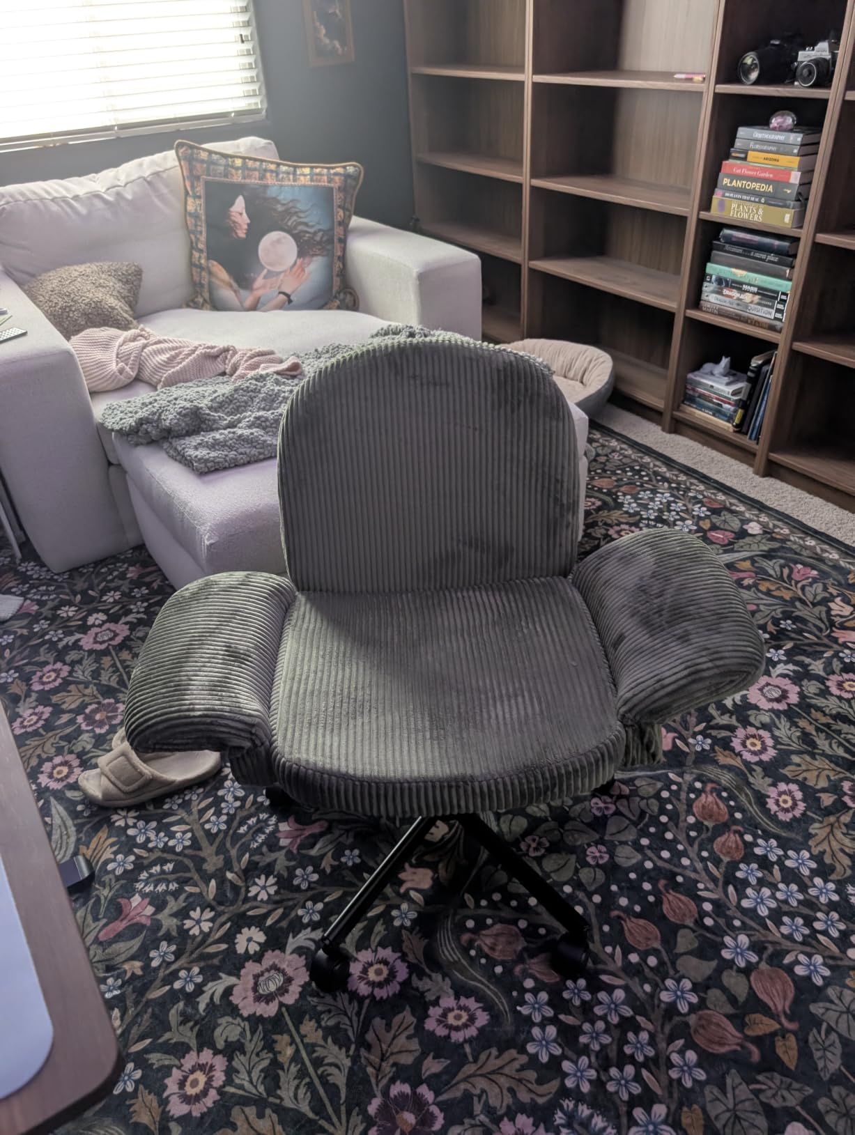 HUANUO Criss Cross Office Chair for Women, Cross Legged Desk Chair with Adjustable Armrests, Soft Corduroy Fabric for Small Spaces, Petite Home Office Computer Chair for Girls, Deep Green customer photo 2
