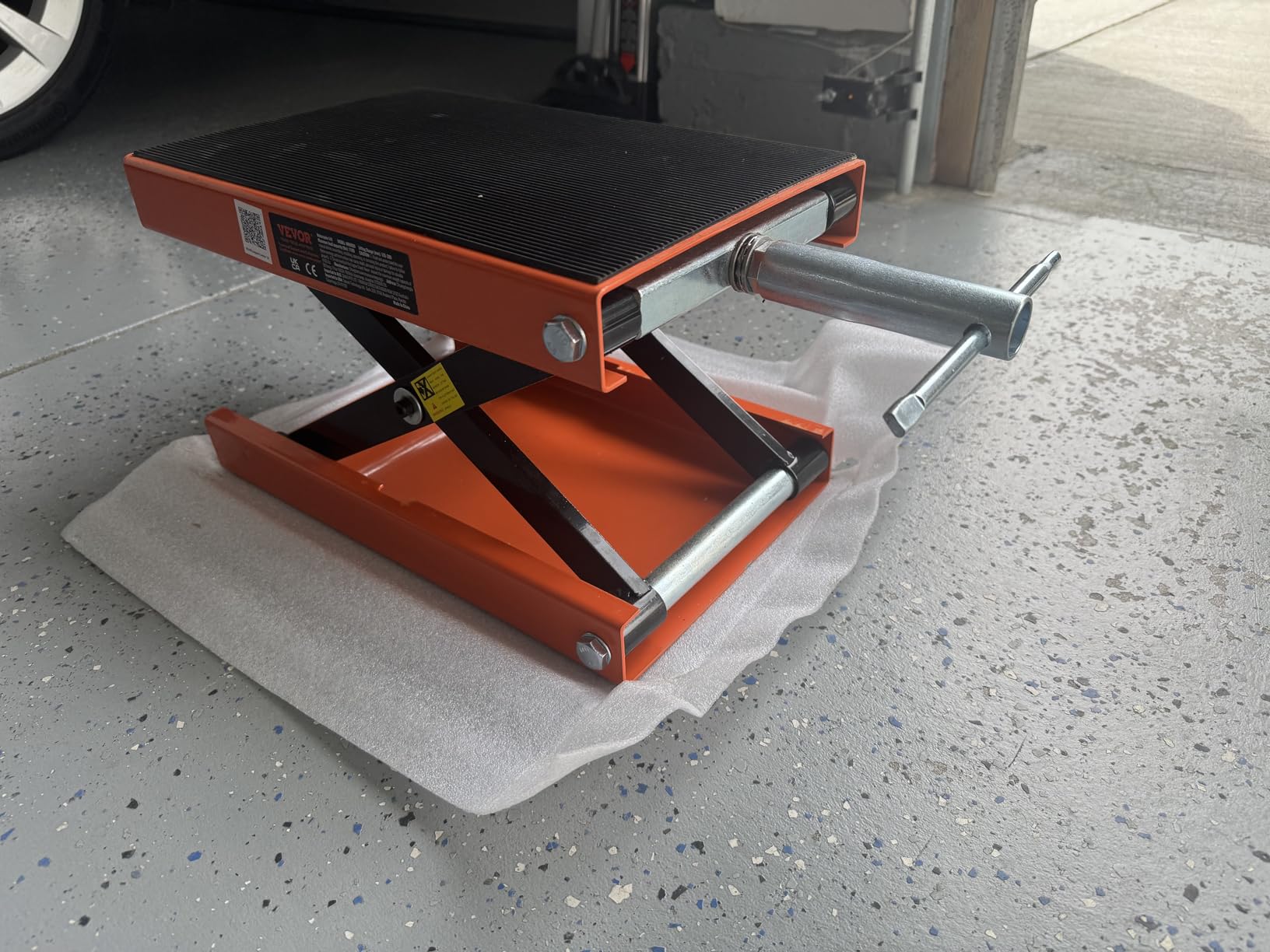 VEVOR Hydraulic Motorcycle Lift Jack, 1100 lbs Capacity, Scissor Lift Jack Portable Motorcycle Hoist Stand with 6 Wheels customer photo 2