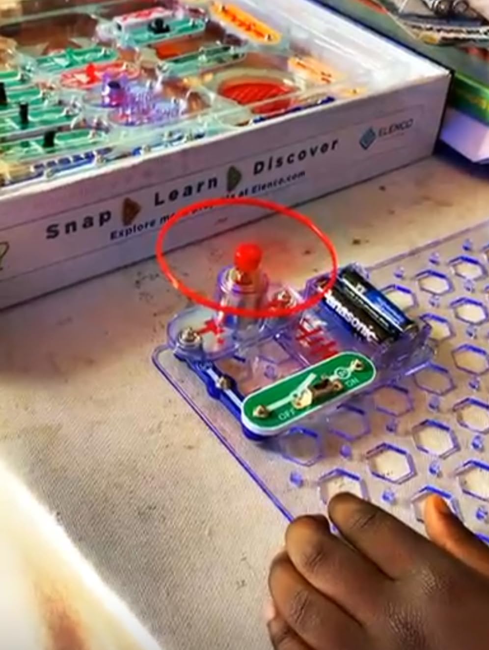 SNAP CIRCUITS Jr. SC-100 STEM Electronics Kit, 100+ Projects, Ages 8+ customer photo 2