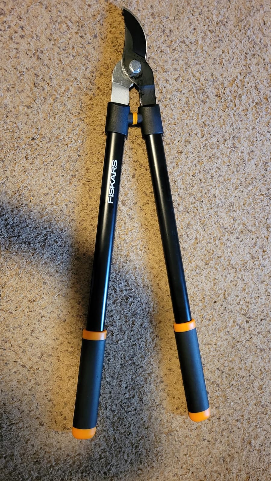 Fiskars 28” Garden Bypass Loppers, Tree Trimmer with 1.5