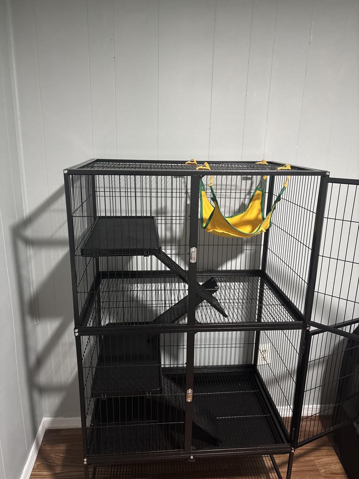 Prevue Pet Products 485 Feisty Ferret Home with Stand, Black Hammertone Small customer photo 2