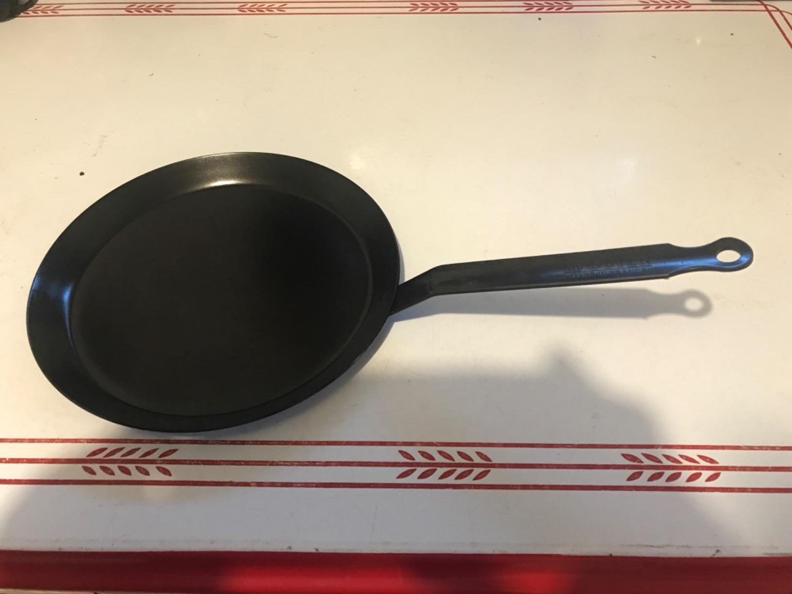 de Buyer Blue Carbon Steel Crepe & Tortilla Pan - 9.5” Diameter, 7.75” Cooking Surface - Ideal for Making & Reheating Crepes, Tortillas & Pancakes - Naturally Non-Stick Finish - Made in France customer photo 1
