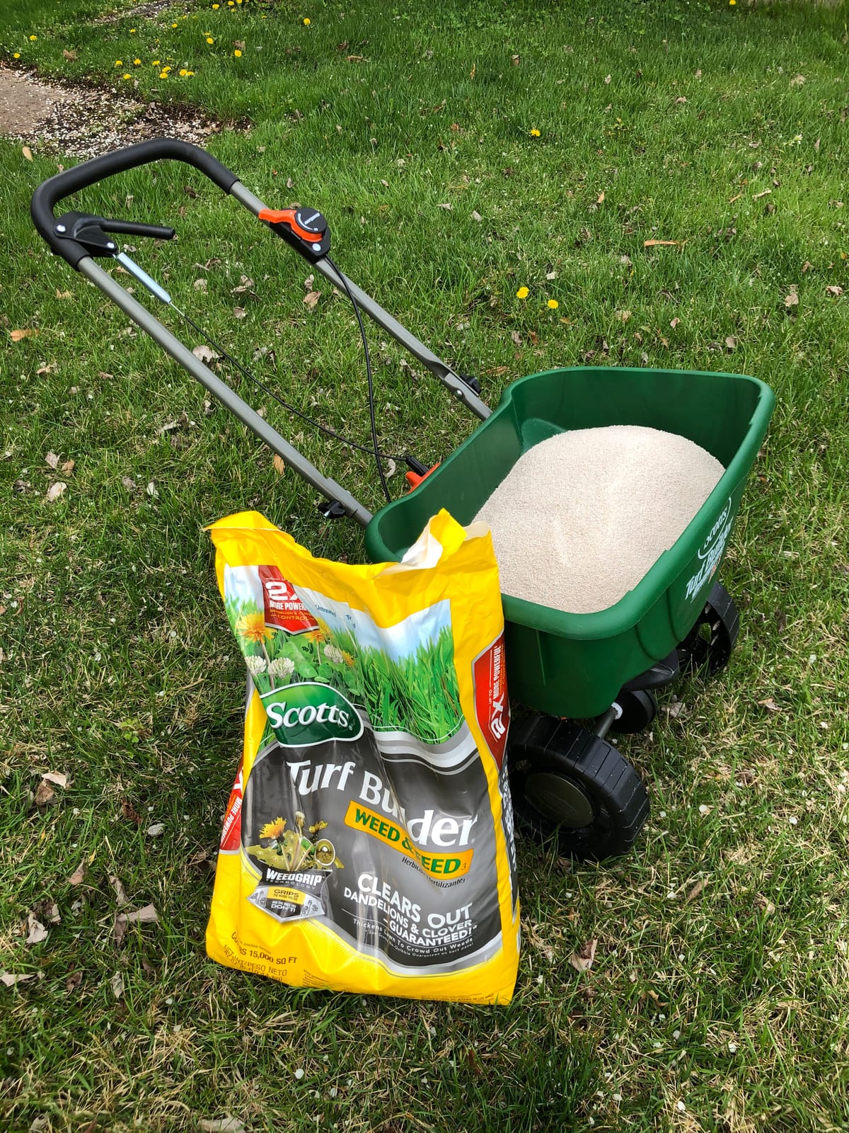 Scotts Turf Builder EdgeGuard DLX Broadcast Spreader for Seed, Fertilizer, Salt, Ice Melt, Holds up to 15,000 sq.ft. Product, Green customer photo 1