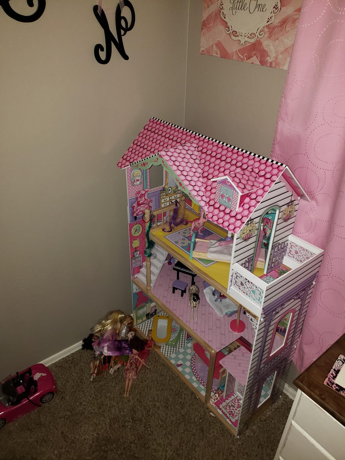 KidKraft Annabelle Wooden Dollhouse with Elevator, Balcony and 17 Accessories, Gift for Ages 3+ customer photo 2