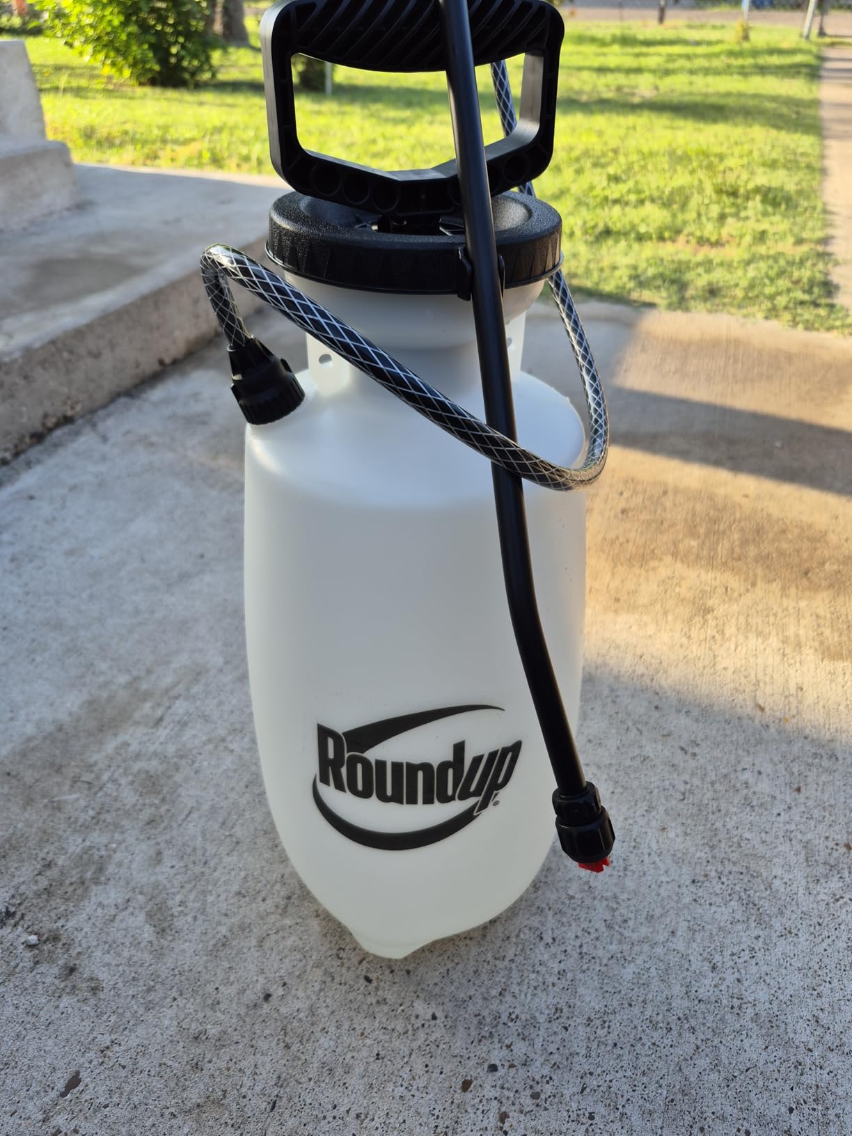 Roundup 190260 2-Gallon Lawn and Garden Sprayer for Controlling Insects and Weeds or Cleaning Decks and Siding customer photo 2