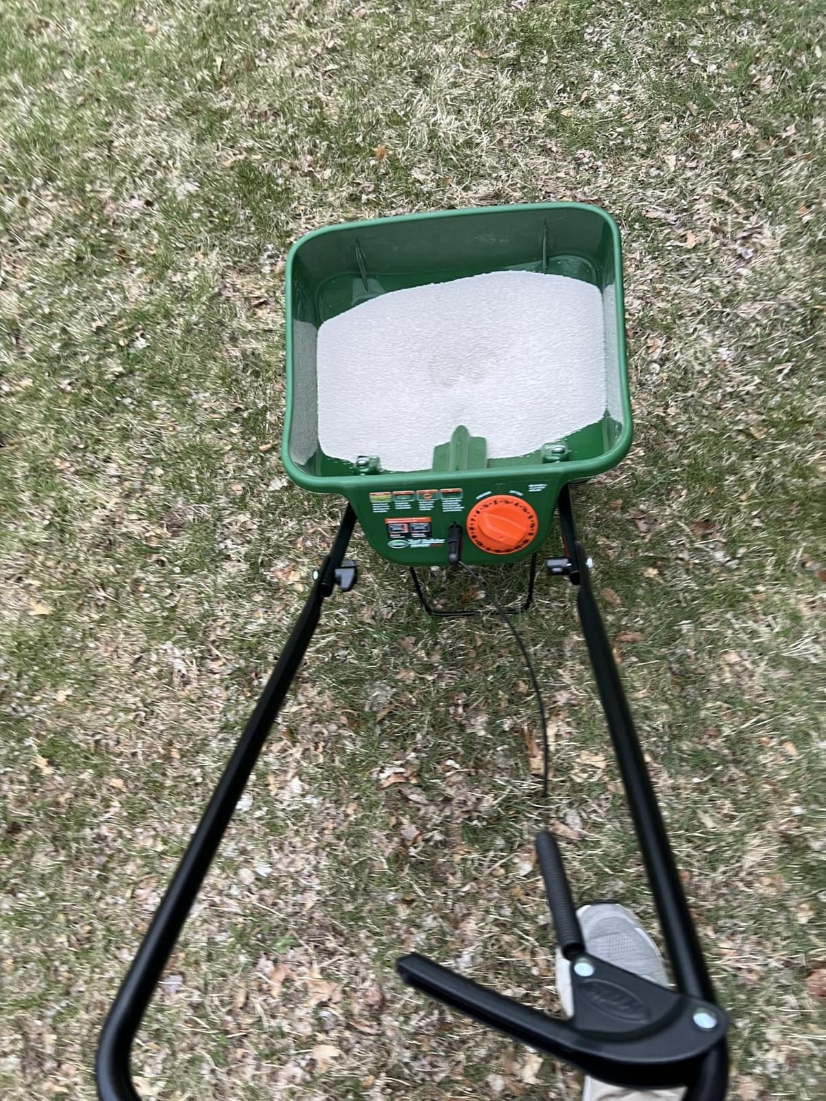 Scotts Turf Builder EdgeGuard Mini Broadcast Spreader customer photo 2