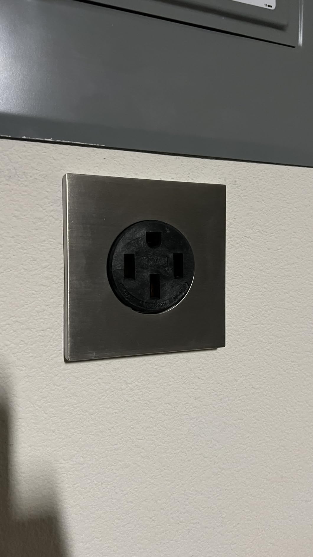 Bryant Electric 9450FR 50 Amp 125/250V NEMA 14-50R Flush Straight Blade Receptacle, Black customer photo 2