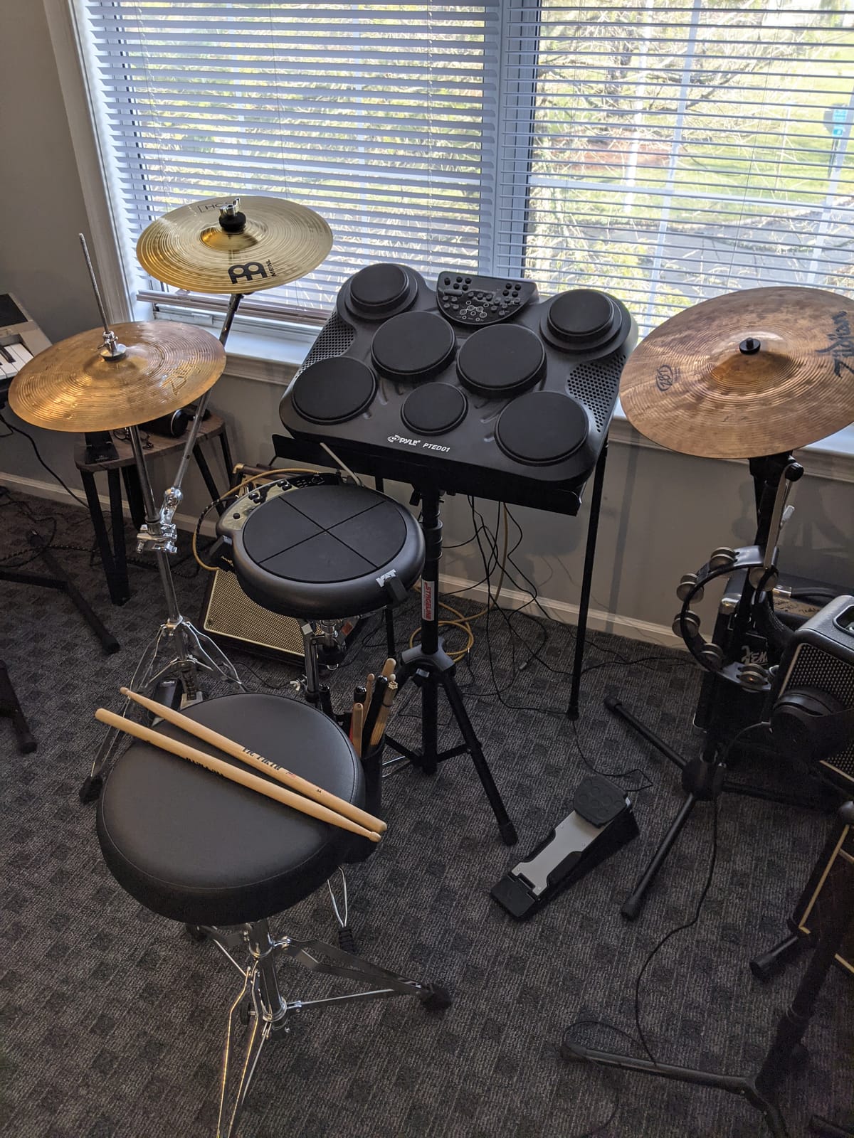 Pyle Electronic Tabletop Digital Drum Set, Compact Portable Drum Pad Kit w/ 8 Touch Sensitive Pads and Pedals, 600 Sounds, USB & Headphone Outputs, MIDI/AUX Inputs, 4x5” Drums & 4x3.5” Cymbals customer photo 2