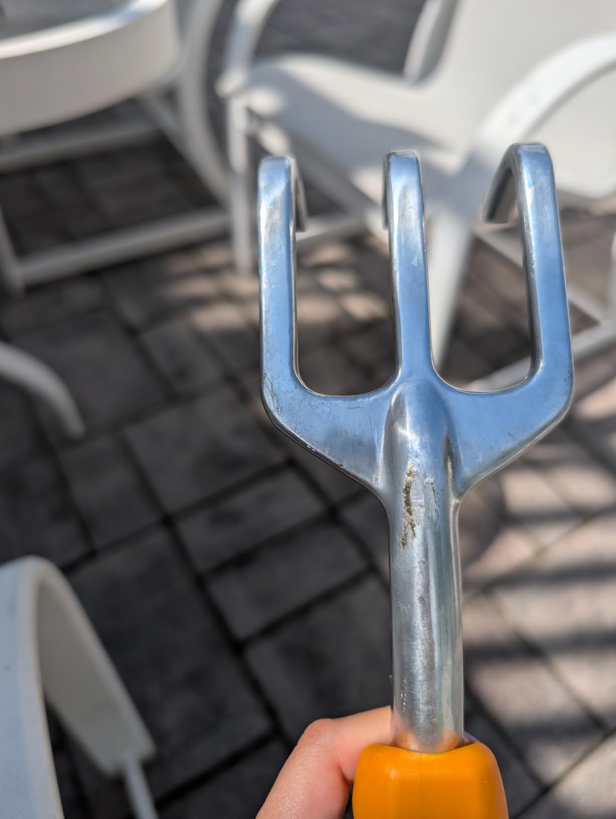 Fiskars Ergo Garden Cultivator, Hand Tool for Digging, Aerating & Weeding | Heavy-Duty Cast Aluminum Tines, Rust Resistant, Ergonomic Handle, Hang Hole Storage, Loosens Soil in Garden Beds & Pots customer photo 2