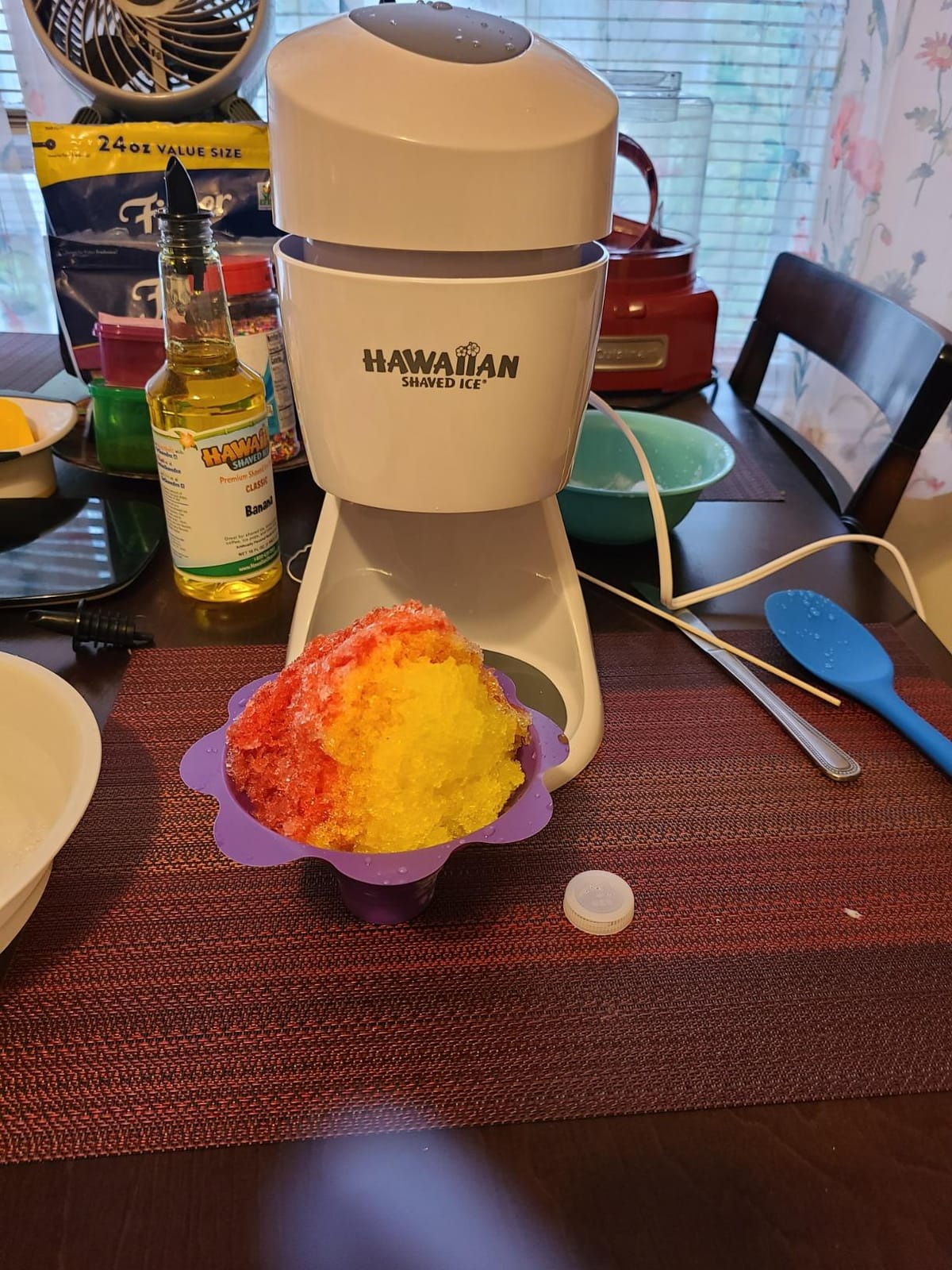 Hawaiian Shaved Ice S900A Snow Cone and Shaved Ice Machine with 2 Reusable Plastic Ice Mold Cups, Non-slip Mat, Instruction Manual, 1-year Manufacturer’s Warranty, 120V, White customer photo 1