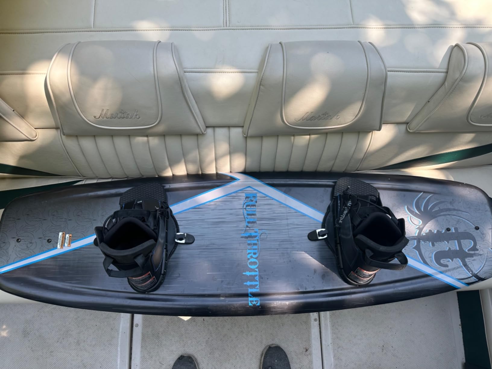 Full Throttle Aqua Extreme Wakeboard Kit (Black/Blue, 55.1 x 21.6-Inch/ 140cm x 42cm) customer photo 2