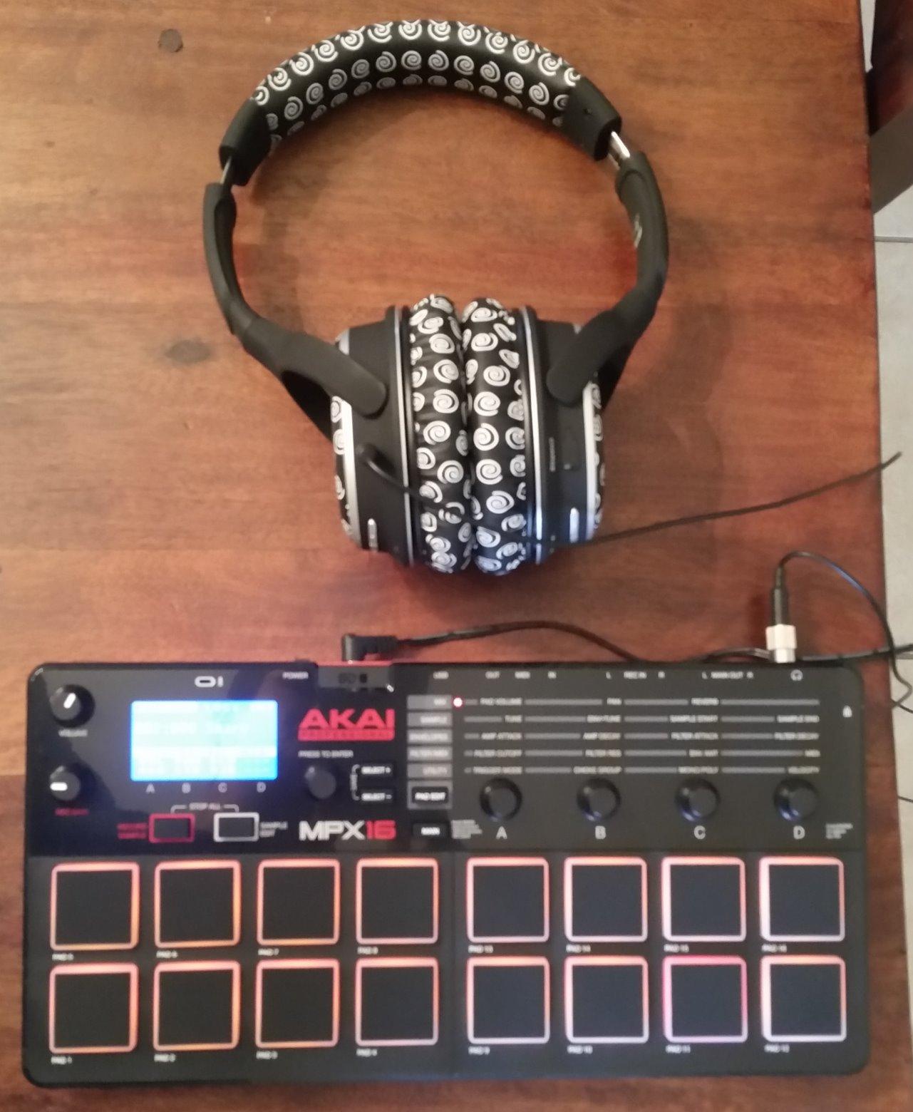 Akai Professional MPX8 USB MIDI Sample Pad Controller customer photo 2