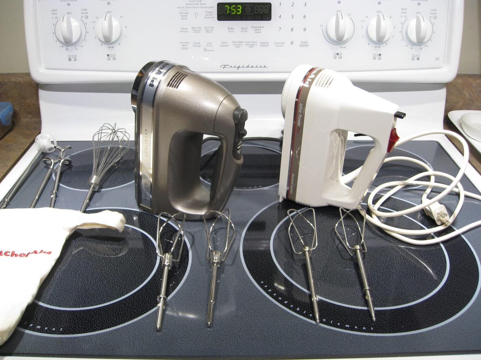 KitchenAid 9 Speed Hand Mixer, KHM926, Contour Silver | 9 Speeds, Pro whisk attachment, Stainless Steel Turbo Beater II for ideal mixing, dough hook, Dishwasher-safe accessories customer photo 2