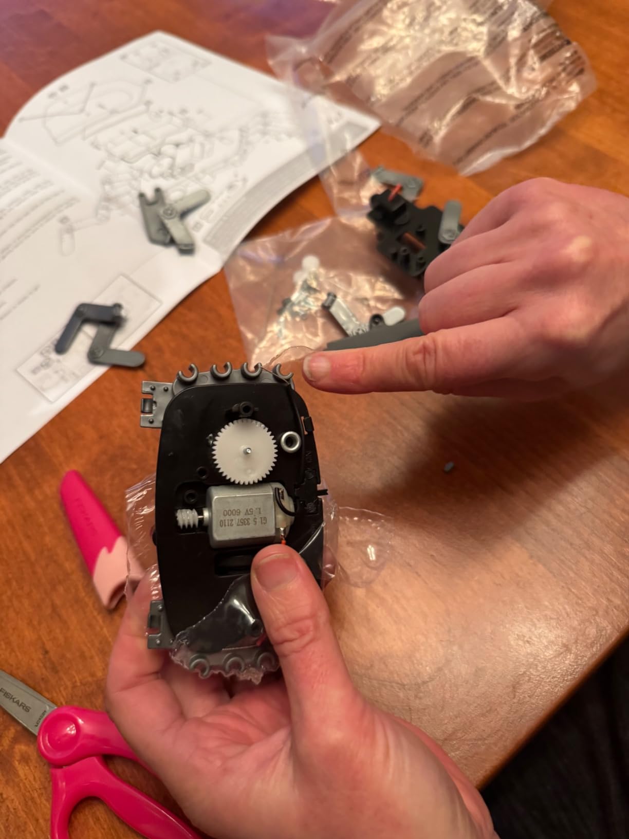 4M 5576 Table Top Robot - DIY Robotics Stem Toys, Engineering Edge Detector Gift for Kids & Teens, Boys & Girls (Packaging May Vary) customer photo 2