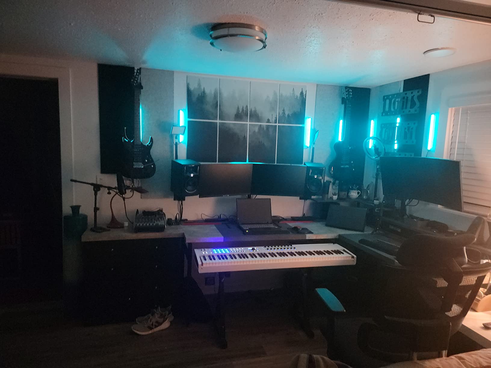 Arturia BeatStep Pro Controller and Sequencer — Aftertouch, Velocity Sensitive, With 2 Independent Melodic Sequencers, Drum Sequencer, 16 Drum Pads, MIDI/CV/Gate I/O and Music Production Software customer photo 1