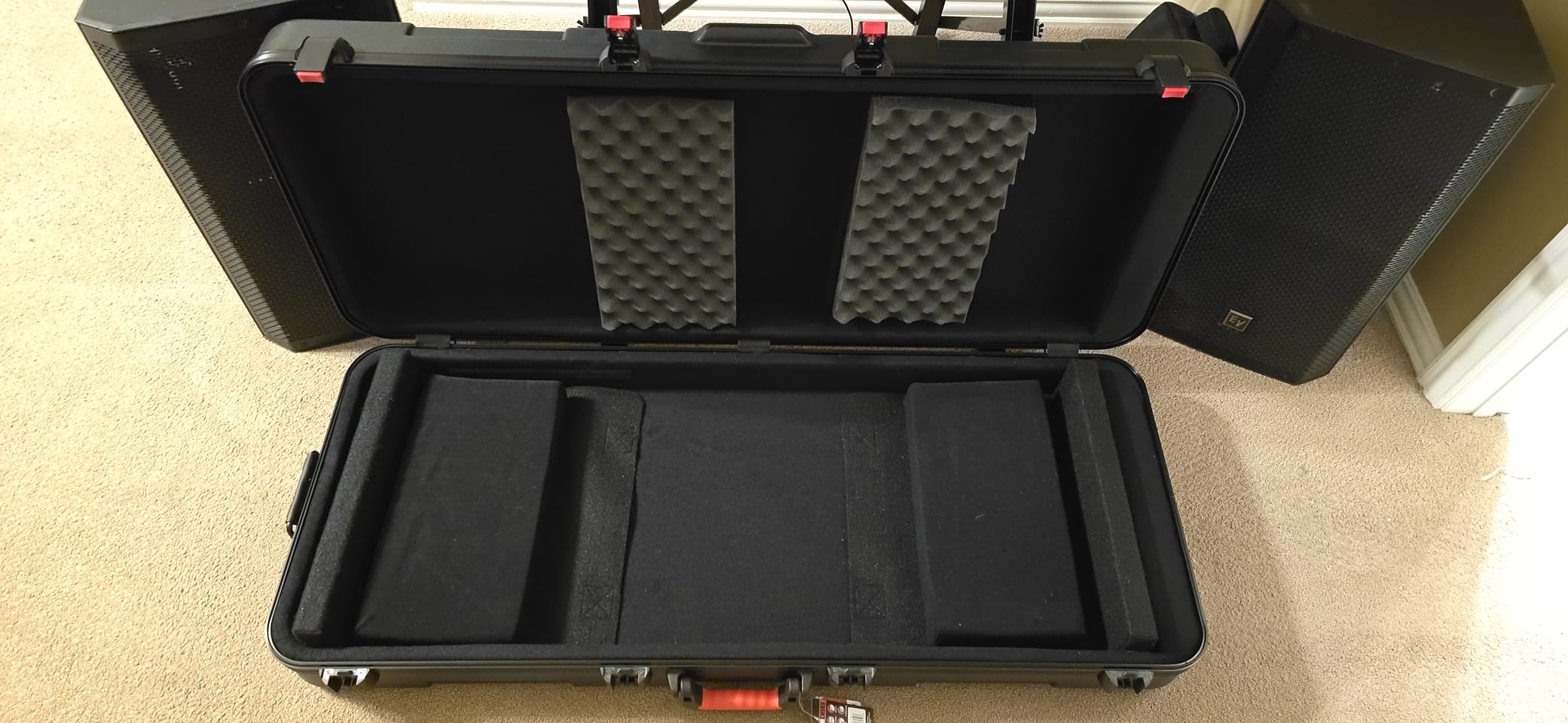 Gator Cases Frequent Flyer's Series Molded Flight Case for 76-Note Keyboards with TSA Approved Locking Latches and Recessed Wheels, (GTSA-KEY76) customer photo 2