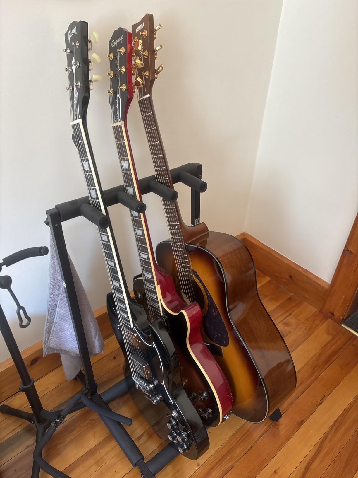 Gator Rok-It Collapsible Folding Guitar Rack Stand for 3 Guitars – Fits Acoustic, Electric, or Bass Guitars – Portable, Durable, Space-Saving Storage (RI-GTR-RACK3) customer photo 2