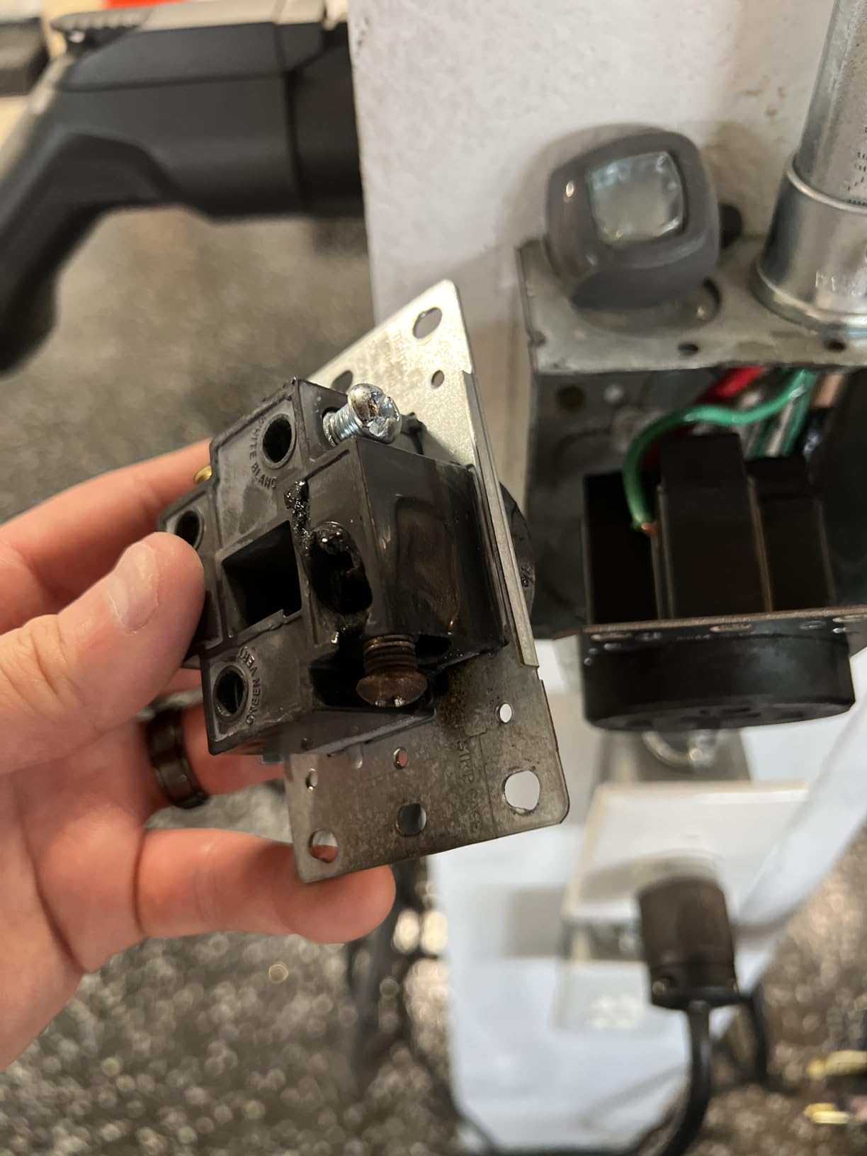 Leviton 279-S00 50 Amp, 125/250V, Nema 14-50R, 3P, 4W, Flush Mounting Receptacle, Straight Blade, Industrial Grade, Grounding, Side Wired, Steel Strap, Black customer photo 1