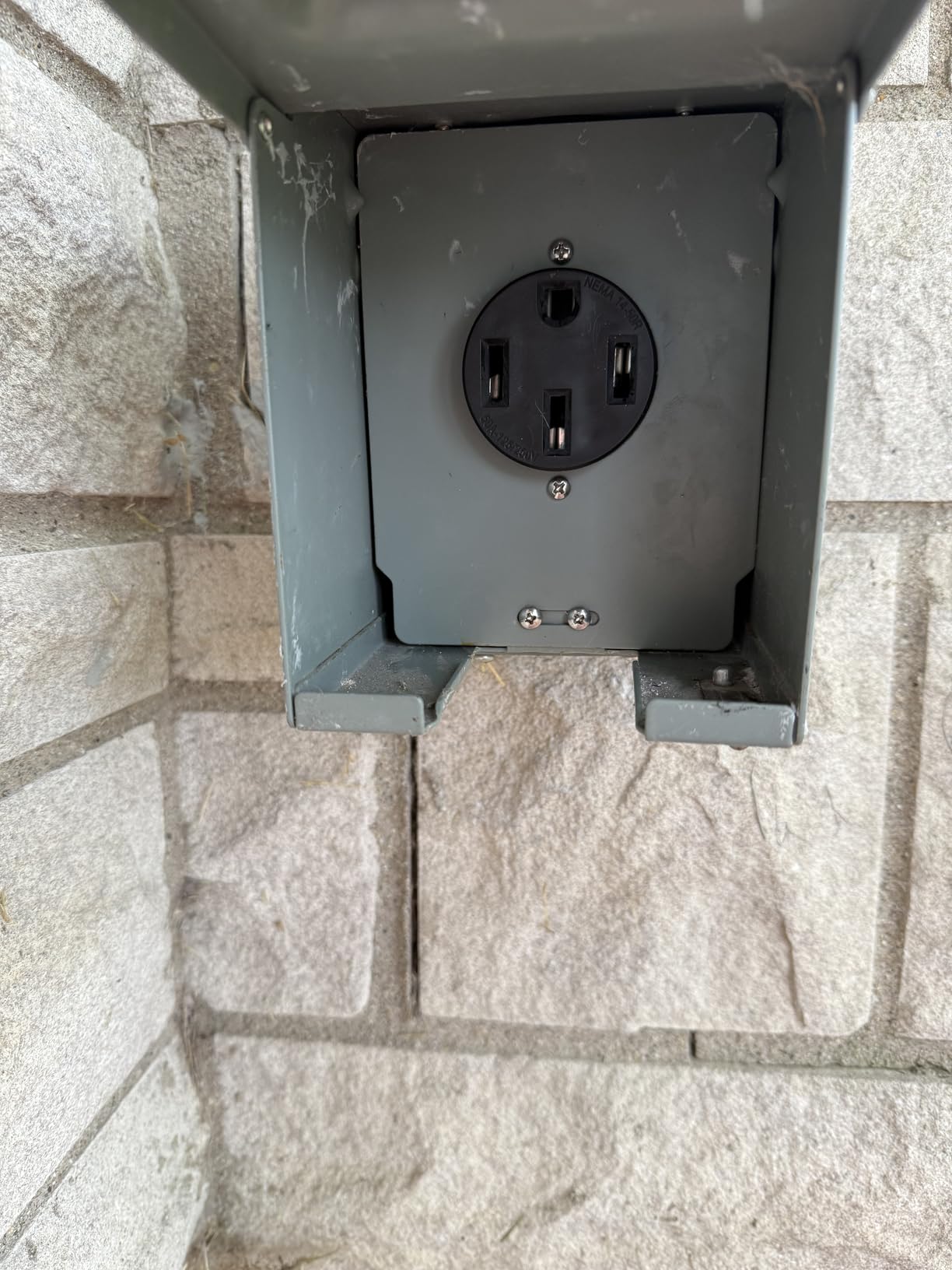 Leviton 279-S00 50 Amp, 125/250V, Nema 14-50R, 3P, 4W, Flush Mounting Receptacle, Straight Blade, Industrial Grade, Grounding, Side Wired, Steel Strap, Black customer photo 2