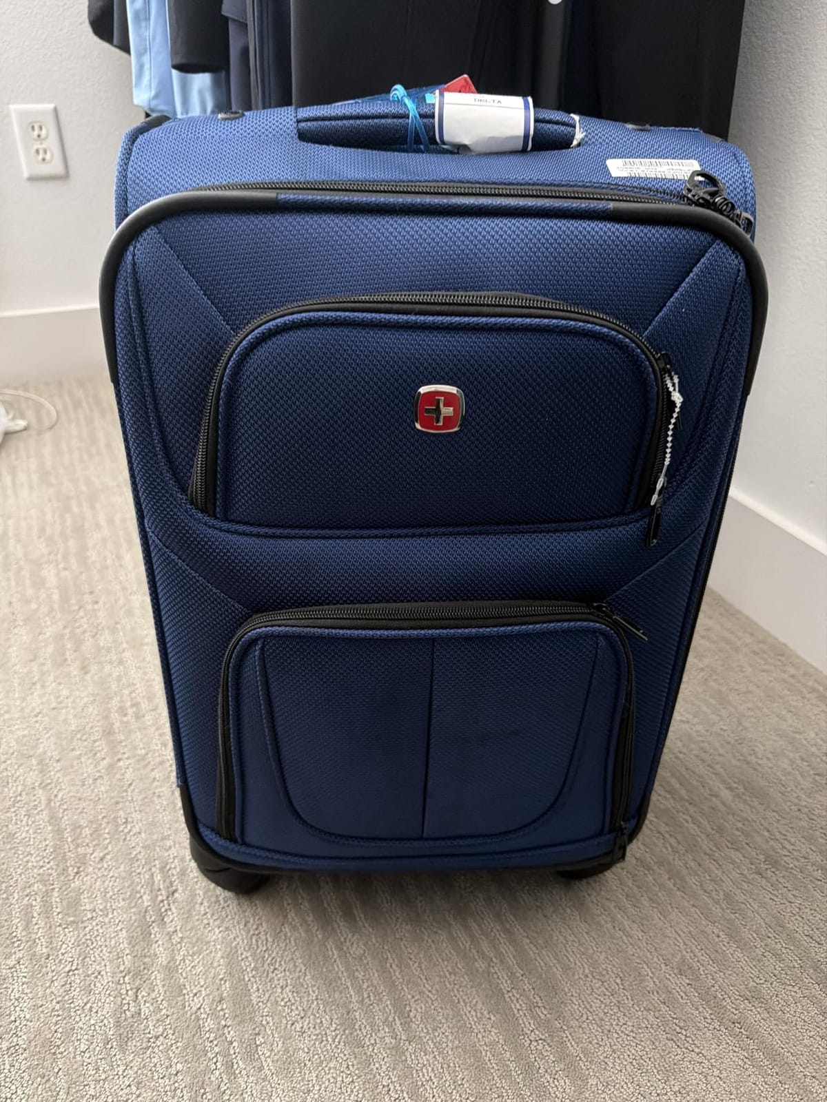 SwissGear Sion Carry-On Spinner Luggage, Softside Expandable, Lightweight Suitcase, Blue, 22.75-Inch customer photo 1