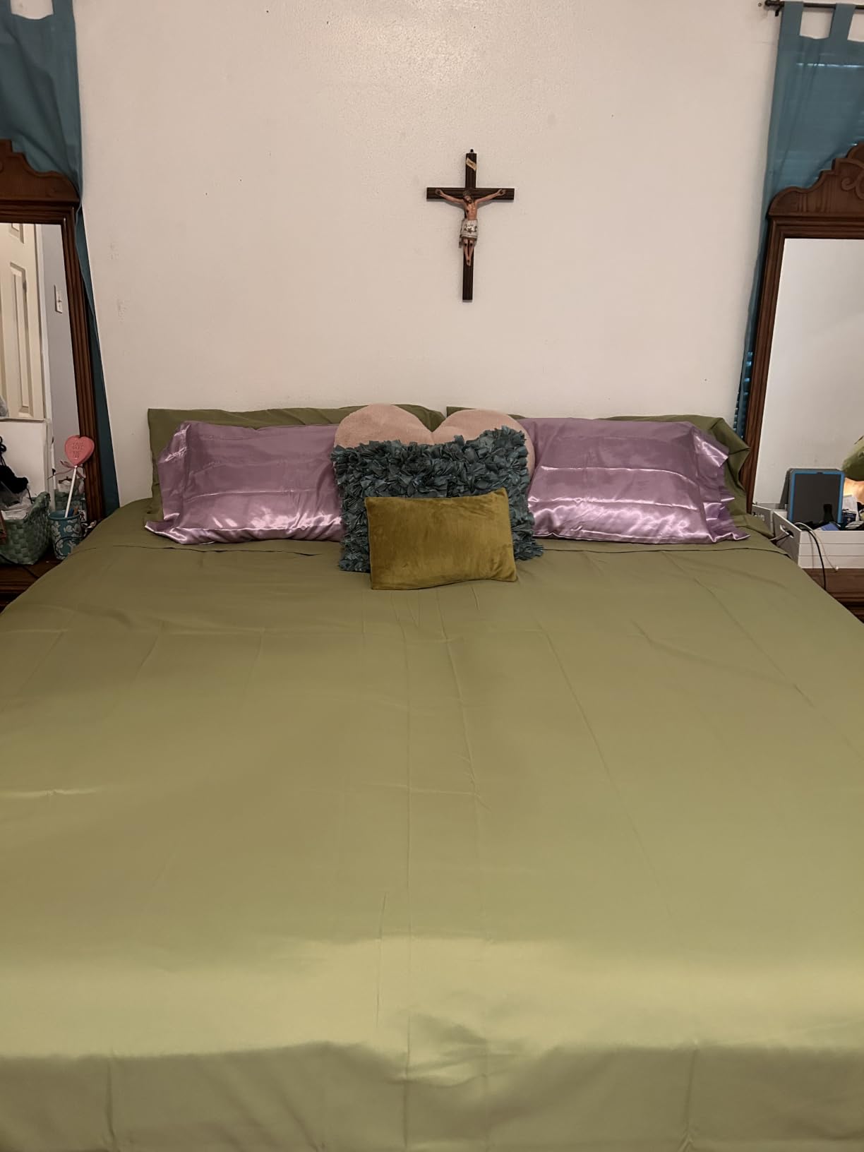 Amazon Basics Lightweight Super Soft Cooling, Breathable Wrinkle Resistant Brushed Microfiber 4-Piece Sheet Set with 14-Inch Deep Pockets, Queen, Taupe, Solid customer photo 1