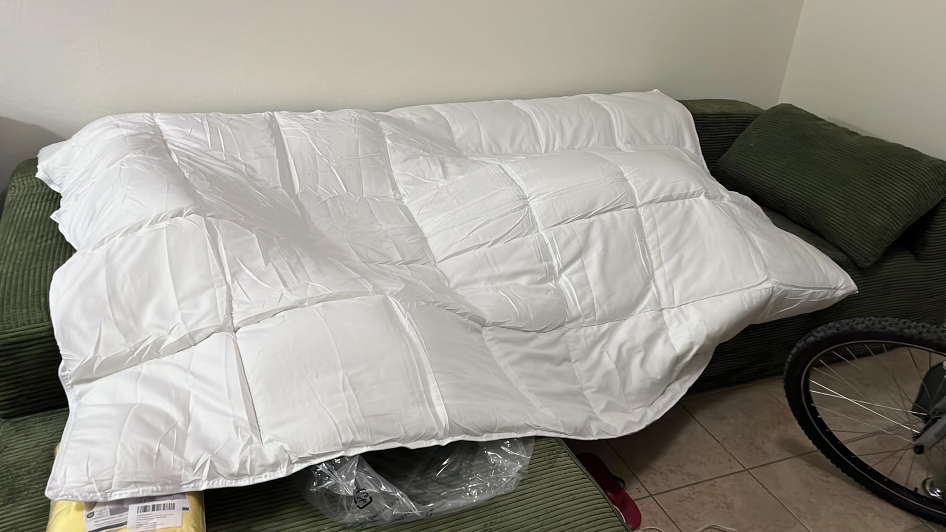 Amazon Basics White Down Alternative Comforter and Duvet Insert with Corner Tabs, Machine Washable, Full/Queen, Light customer photo 2