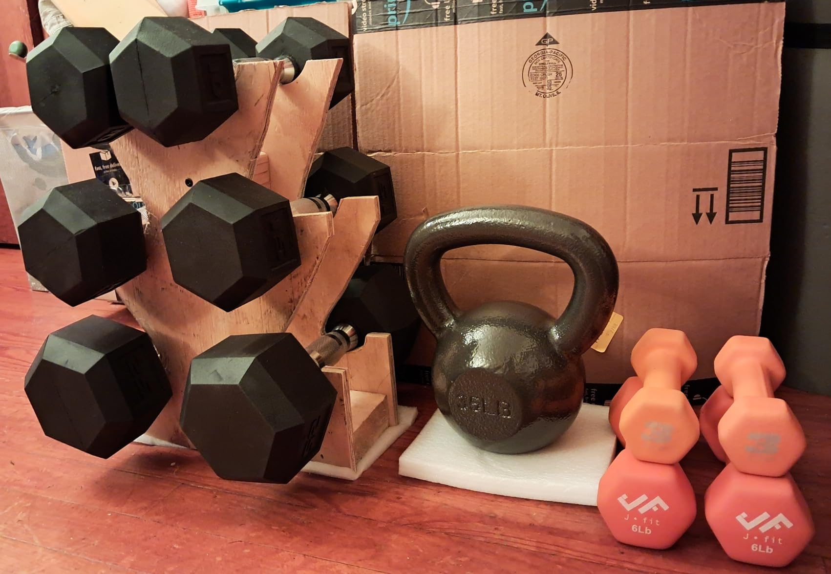 Amazon Basics Cast Iron Kettlebell for Strength Training, Textured Wide Handle, Black customer photo 2