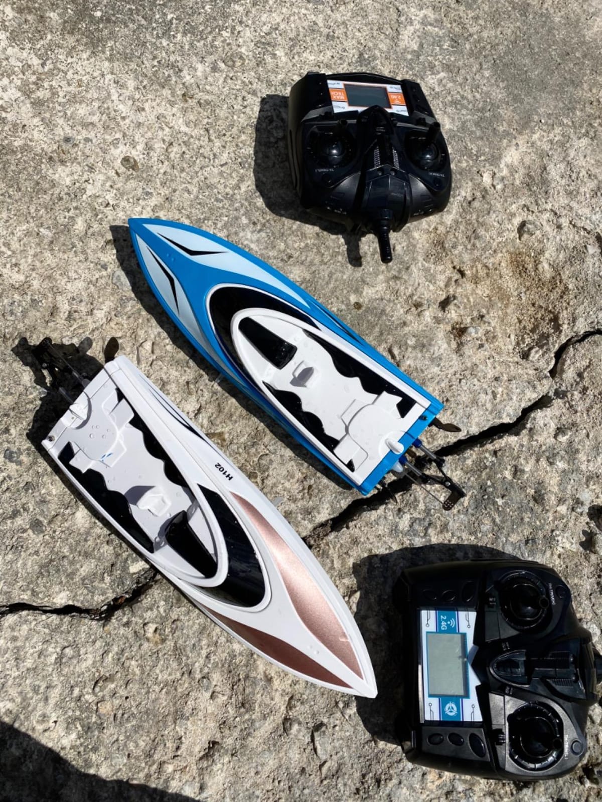 Force1 Velocity Blue Fast RC Boat- Remote Control Boats for Adults and Kids, Underwater Speed Racing Mini RC Boats for Pools and Lakes, 2.4GHZ Transmitter, 2 Rechargeable Batteries, Low Battery Alert customer photo 2
