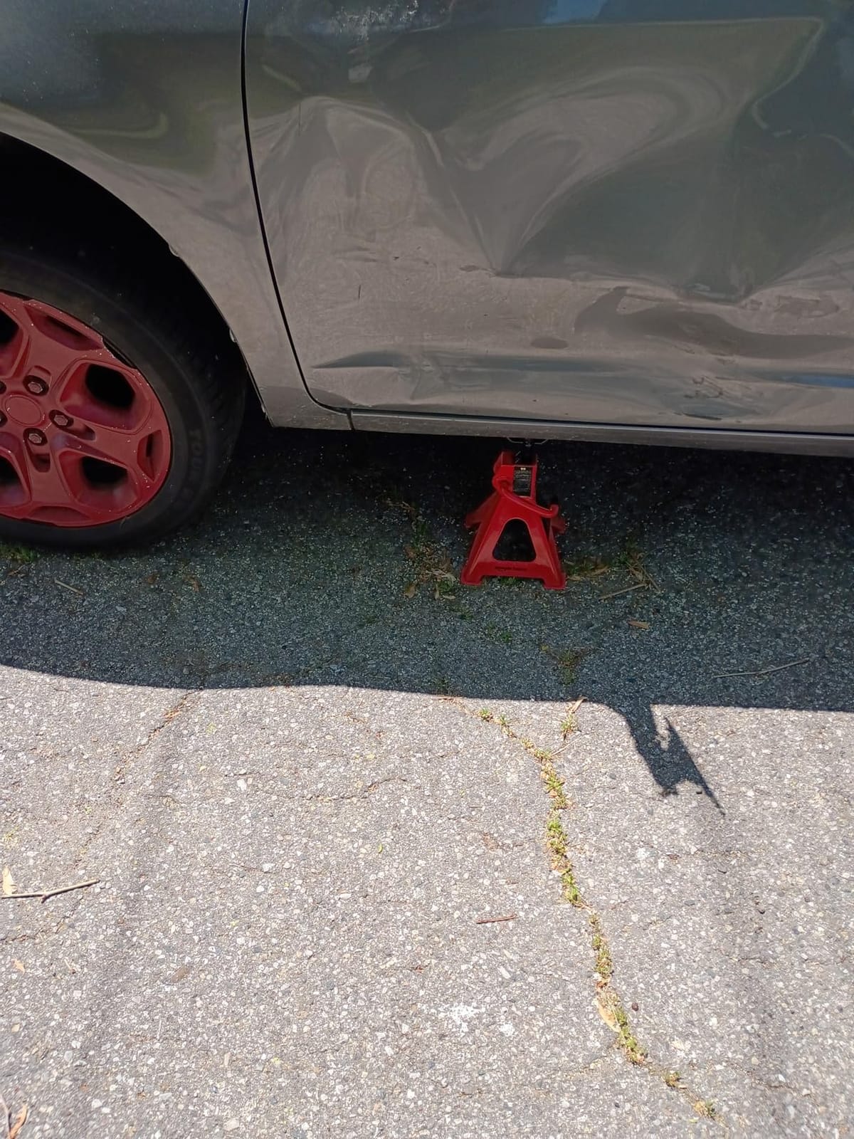 Amazon Basics Steel Jack Auto Stands, 3 Ton (2.7 metric Ton) Capacity, Easy to Use, Adjustable Height, 6,000 lb, 1 Pair, Black and Red(For Sedans and Urban SUVs) customer photo 2