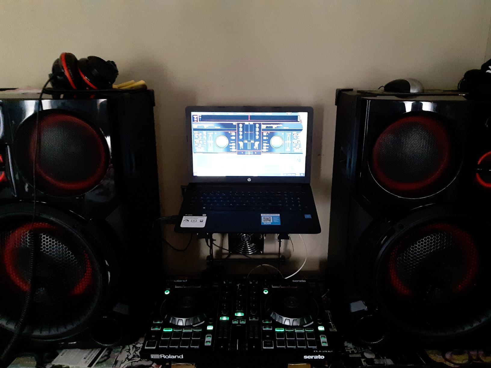 Roland DJ-202 Compact DJ Controller customer photo 2