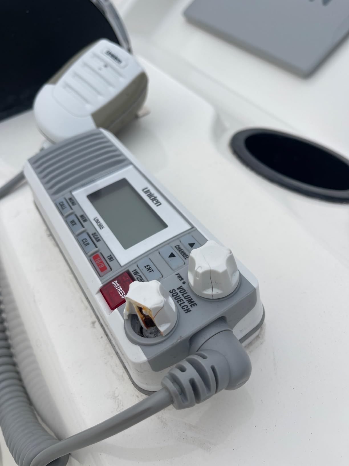 Uniden UM385 25 Watt Fixed Mount Marine Vhf Radio, Waterproof IPX4 with Triple Watch, Dsc, Emergency/Noaa Weather Alert, All Usa/International/Canadian Marine Channels, Memory Channel Scan, White customer photo 1