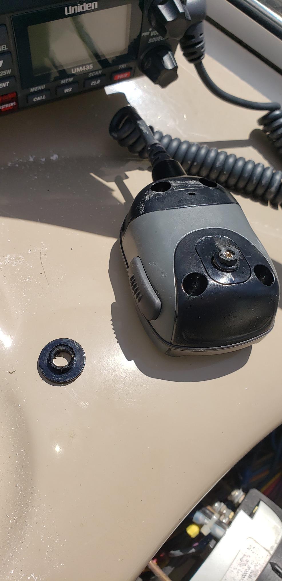 Uniden UM435BK Advanced Fixed Mount VHF Marine Radio, All USA/International/Canadian Marine Channels including new 4-Digit, CDN “B” Channels, 1 Watt/25 Watt Power, Waterproof IPX8 Submersible, Black customer photo 1