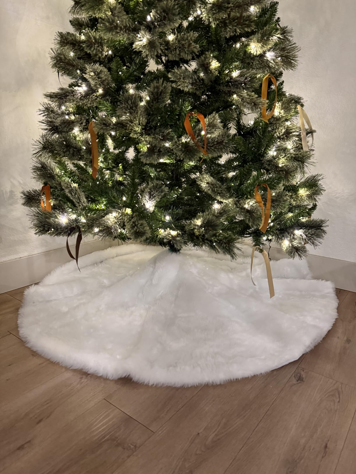 AISENO 48 Inch White Faux Fur Christmas Tree Skirt, Luxury Plush Tree Base Cover for Holiday Party and Home Christmas Decor customer photo 2