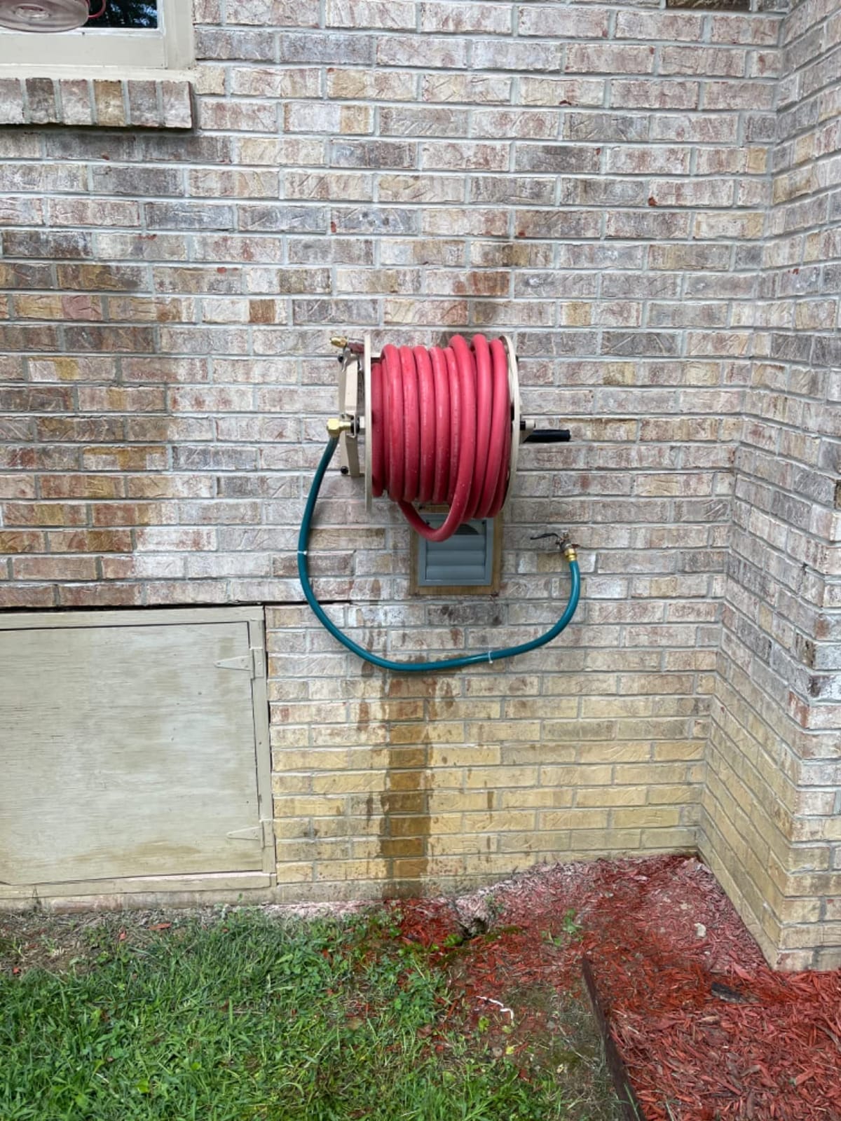 Liberty Garden 709 Steel Wall/Floor Mounted Hose Reel, Holds 200-Feet of 5/8-Inch Hose - Tan customer photo 2