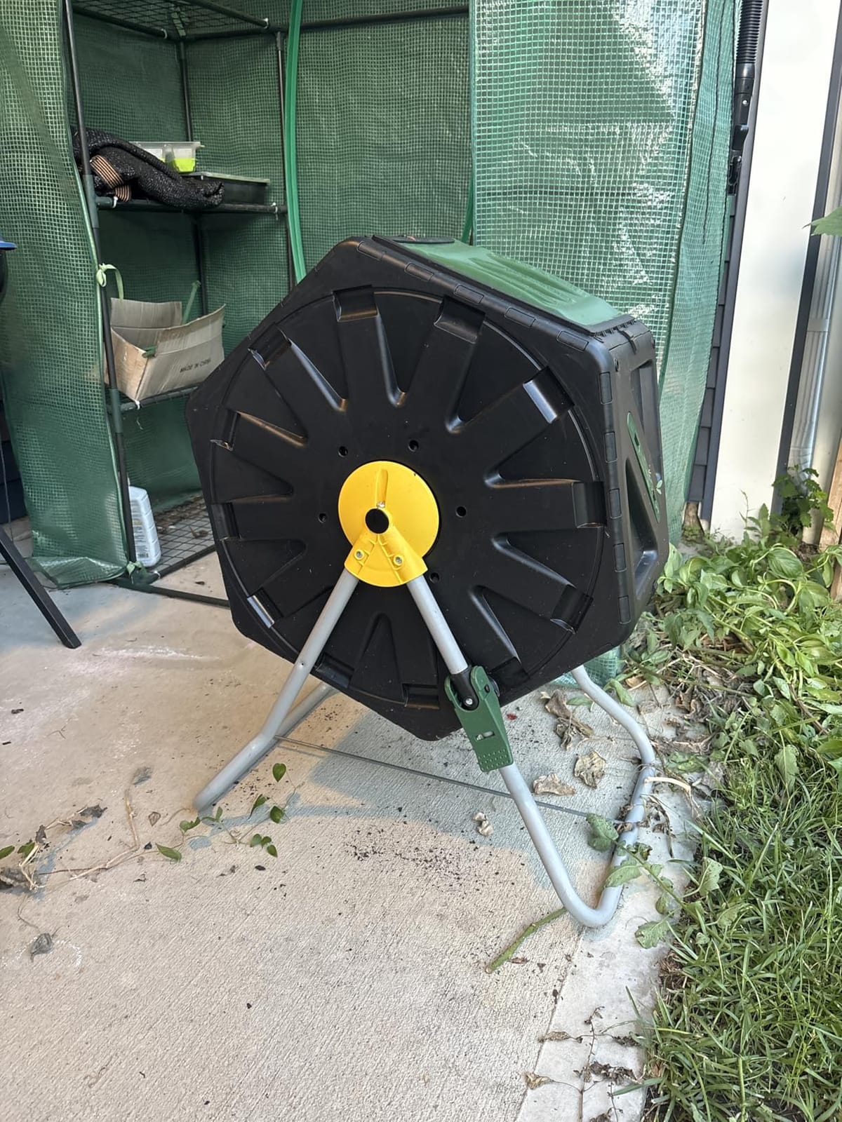 Miracle-Gro Large Dual Chamber Compost Tumbler, 55.4 Gallons – Easy-Turn, Fast-Working System – All-Season, Heavy-Duty, High Volume Composter with 2 Sliding Doors (2 x 27.7 gallons) customer photo 1