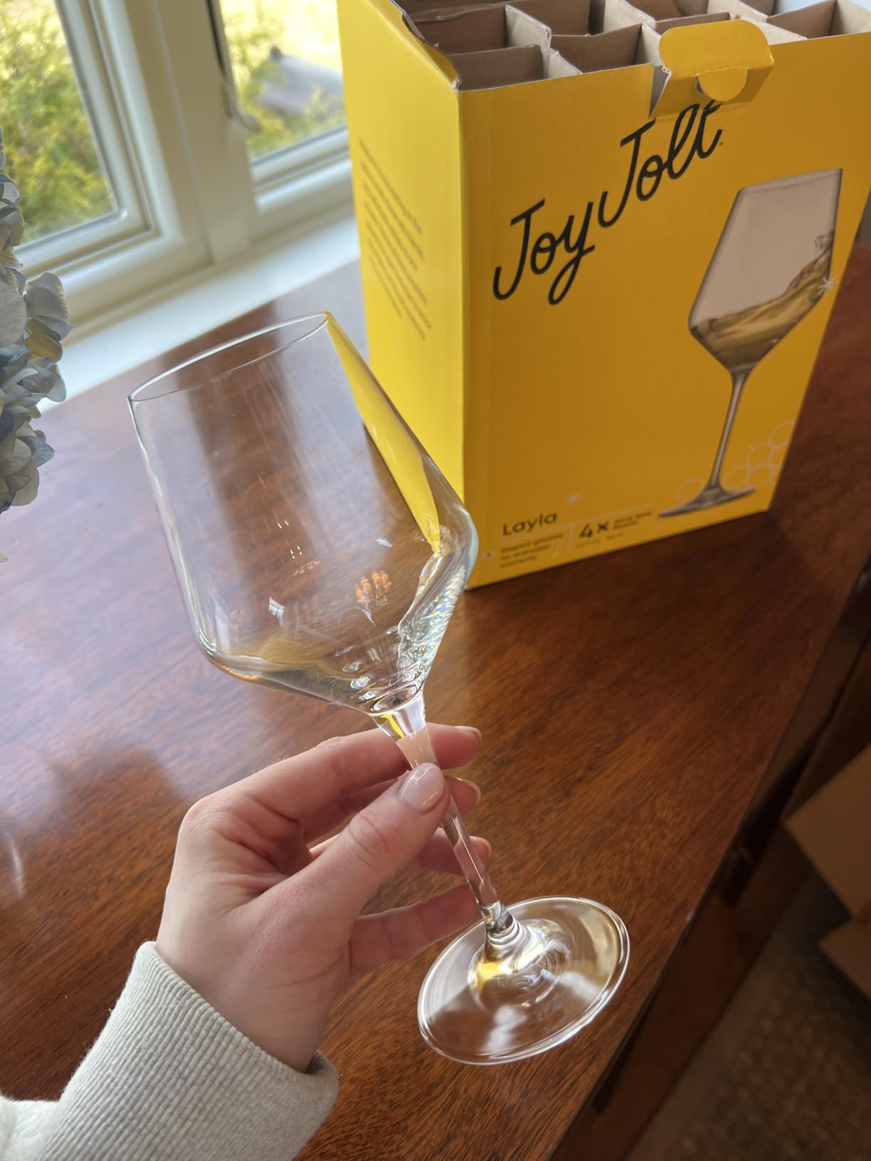 JoyJolt Layla White Wine Glasses, Set of 4 Italian Glasses, 13.5 oz Clear – Made in Europe customer photo 2