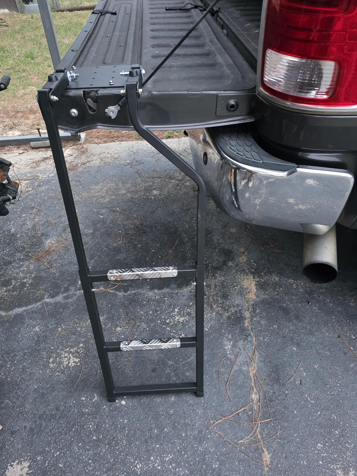 Beech Lane Pickup Truck Tailgate Ladder - Universal Fit, Stainless Steel Self Drilling Hex Screws for Easy Install, Durable Aluminum Step Grip Plates, and Sturdy Rubber Ladder Feet customer photo 1