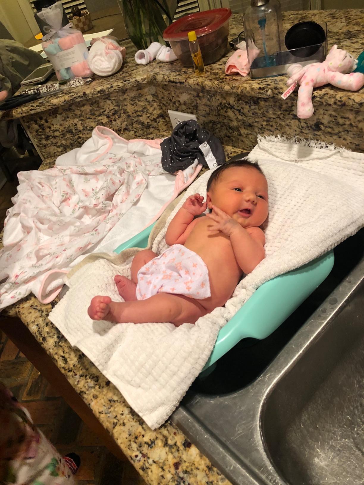 The First Years 4 in 1 Warming Comfort Tub - Convertible Baby Bathtub for Newborns, Infants, and Toddlers - Baby Bath Essentials - Ages 0 Months and Up customer photo 1