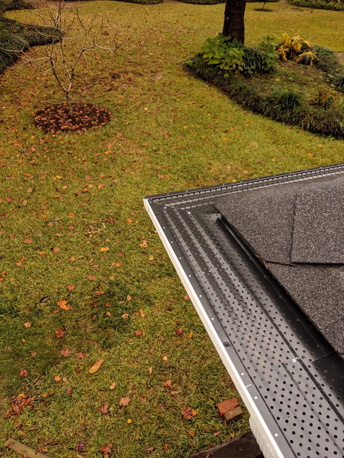 LeafTEK Heavy-Duty Aluminum Gutter Guard System, Fits 5 in, 100 ft, Black customer photo 2