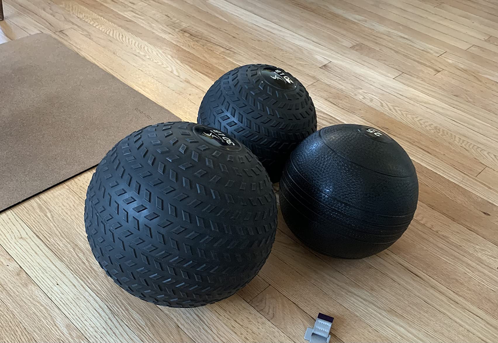 ProsourceFit Slam Medicine Balls 5, 10, 15, 20, 25, 30, 50lbs Smooth and Tread Textured Grip Dead Weight Balls for Strength and Conditioning Exercises, Cardio and Core Workouts customer photo 1