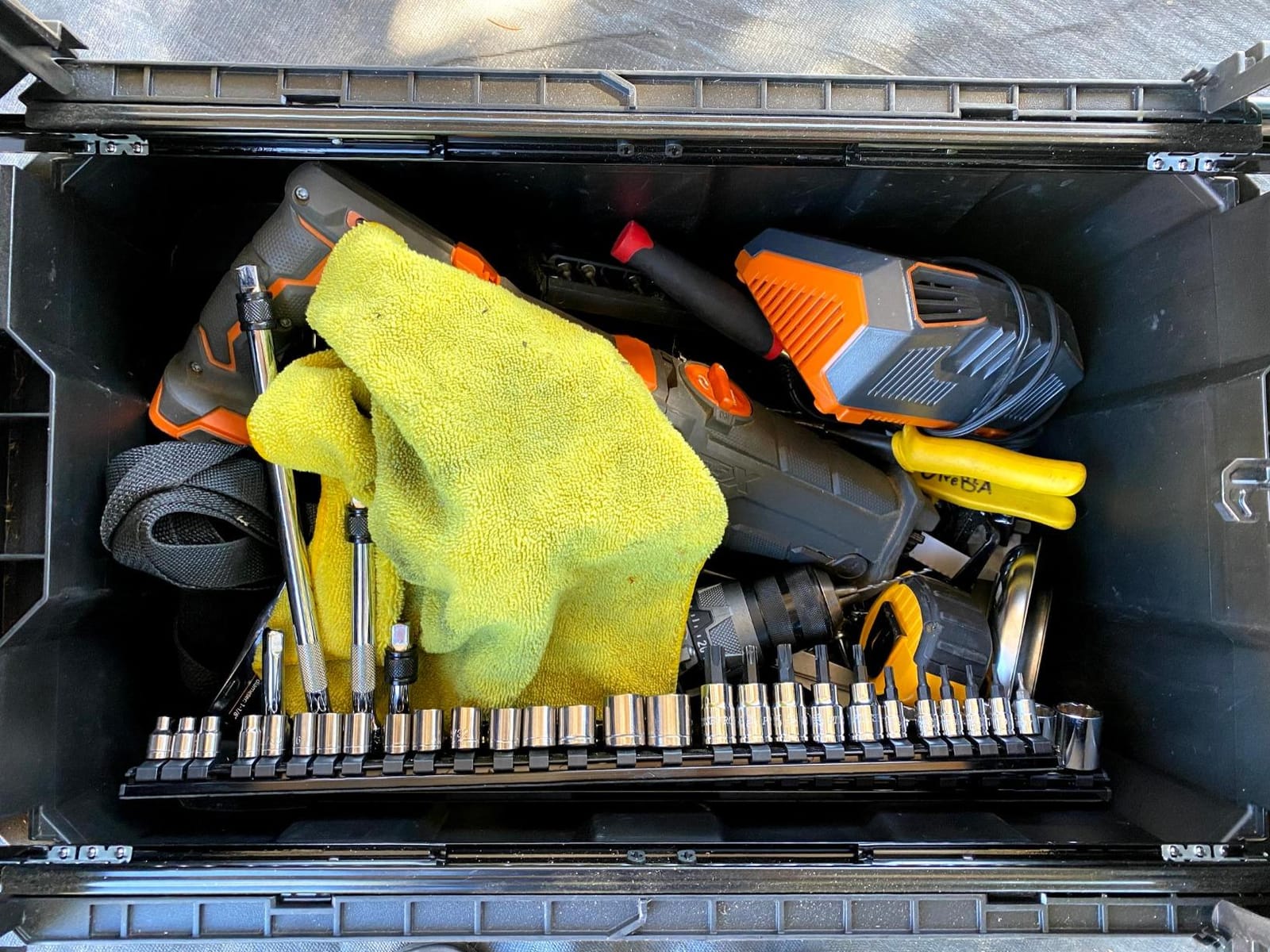 Keter Masterloader Resin Rolling Tool Box with Locking System and Removable Bins - Perfect Organization and Storage Chest for Power Drill, Tape Measure, and Screwdriver Set, Black customer photo 1