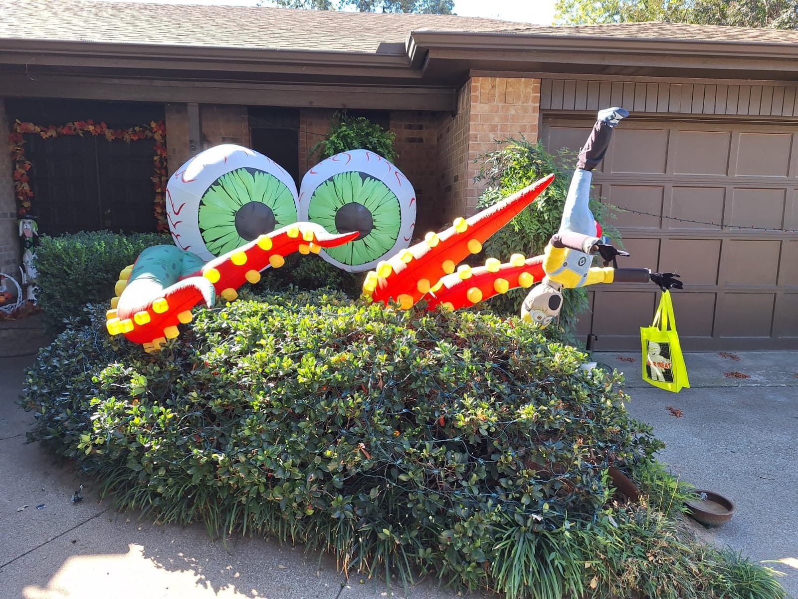 Joiedomi 2 Pack Halloween Inflatables Large Set of Eyes Decoration Blow Ups Green Eyes for Yard 3 Ft Inflatable Halloween Decor Outdoor with LEDs Party Supplies Blow up Decoration for Indoor, Outdoor customer photo 2