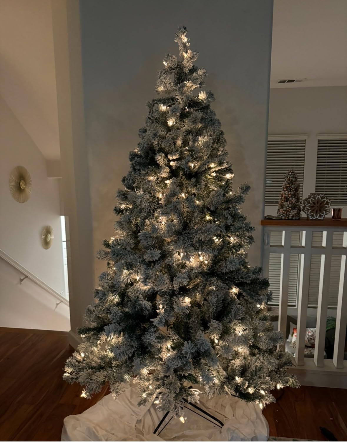 Best Choice Products 7.5ft Pre-Lit Artificial Christmas Tree Twinkling LEDs, Snow Flocked Design Pine Tree, Full Appearance Lighted Snowy w/Easy Assembly, 550 Lights, 1,346 Tips Metal Stand customer photo 1