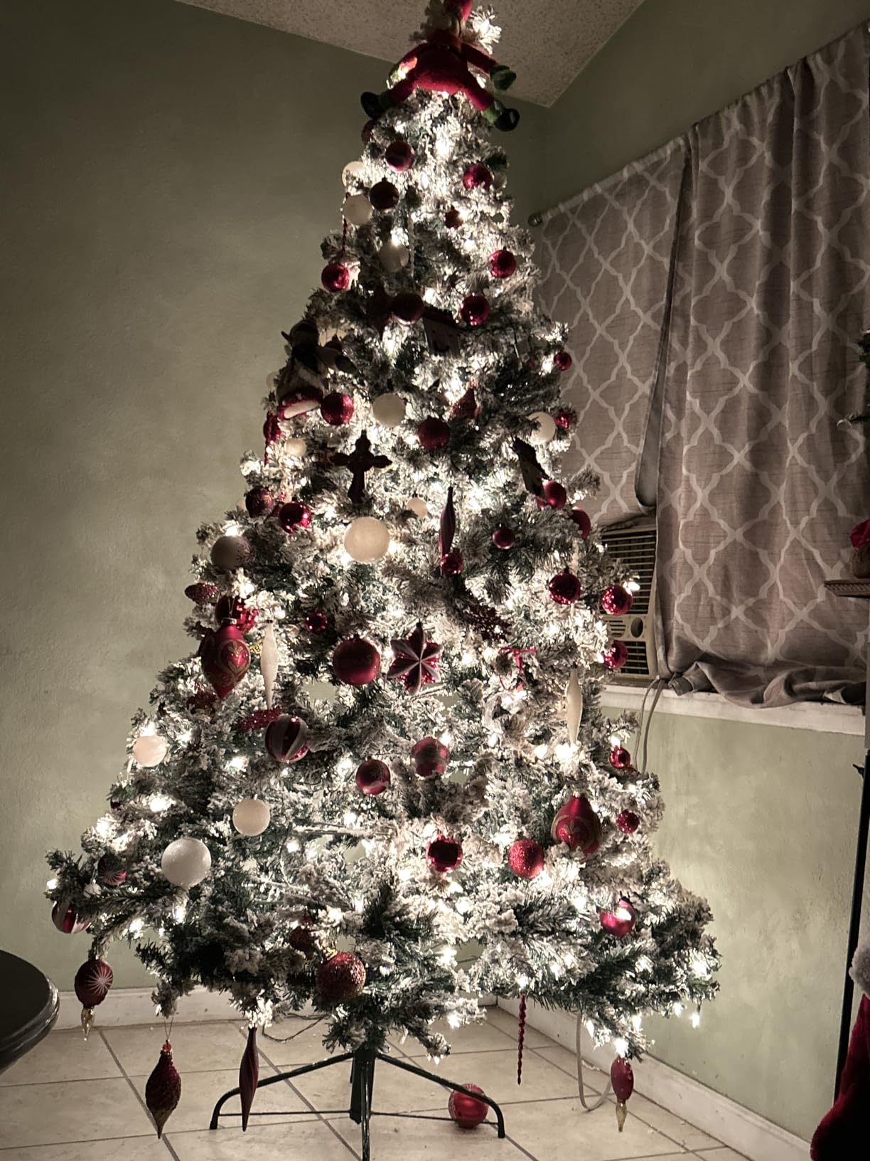 Best Choice Products 7.5ft Pre-Lit Artificial Christmas Tree Twinkling LEDs, Snow Flocked Design Pine Tree, Full Appearance Lighted Snowy w/Easy Assembly, 550 Lights, 1,346 Tips Metal Stand customer photo 2