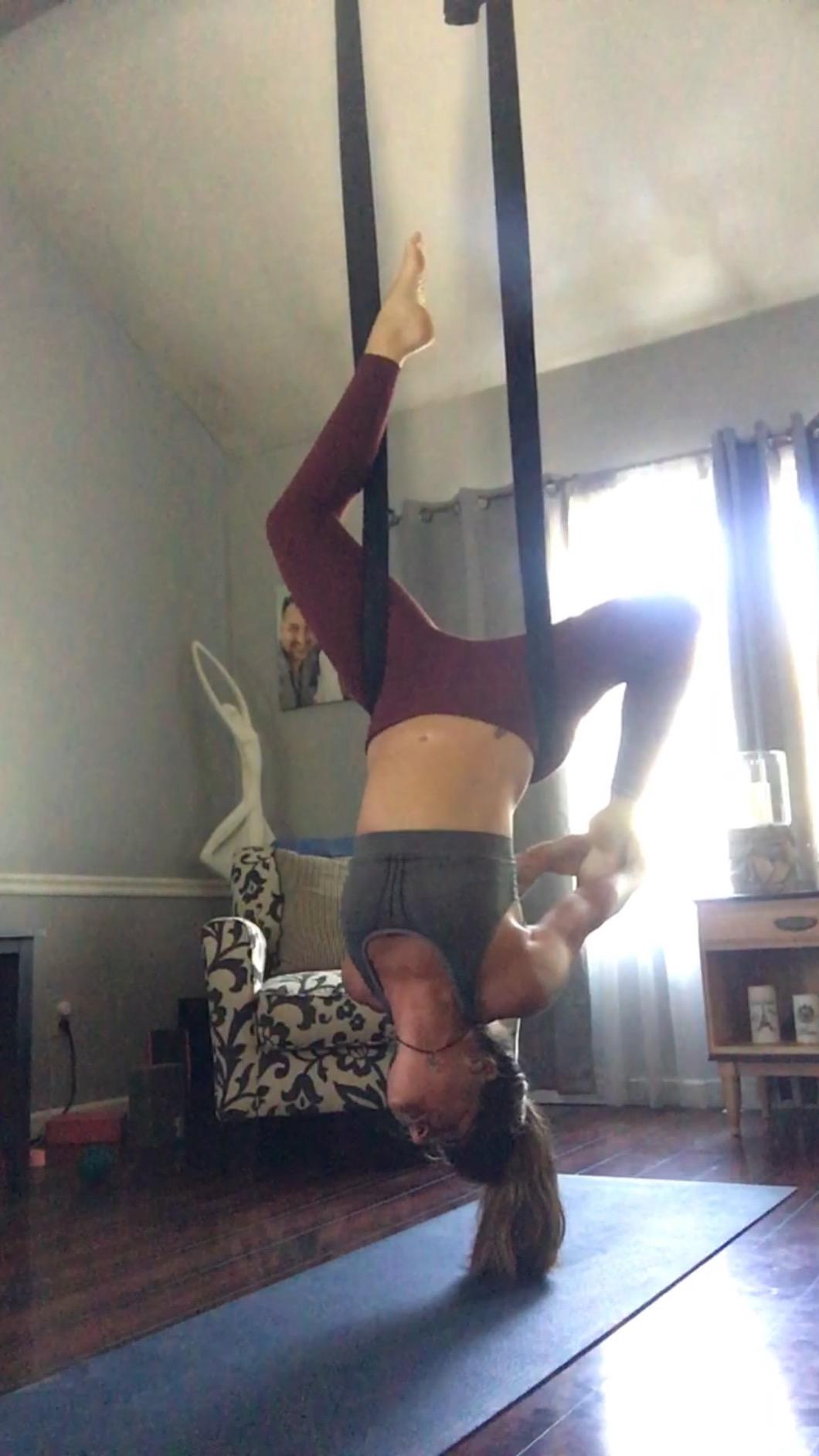 Aerial Yoga Hammock L:5M W:2.8M 5.5 Yards Aerial Pilates Silk Yoga Swing Set with 2000 Ibs Load Include Daisy Chain, Pose Guide customer photo 1