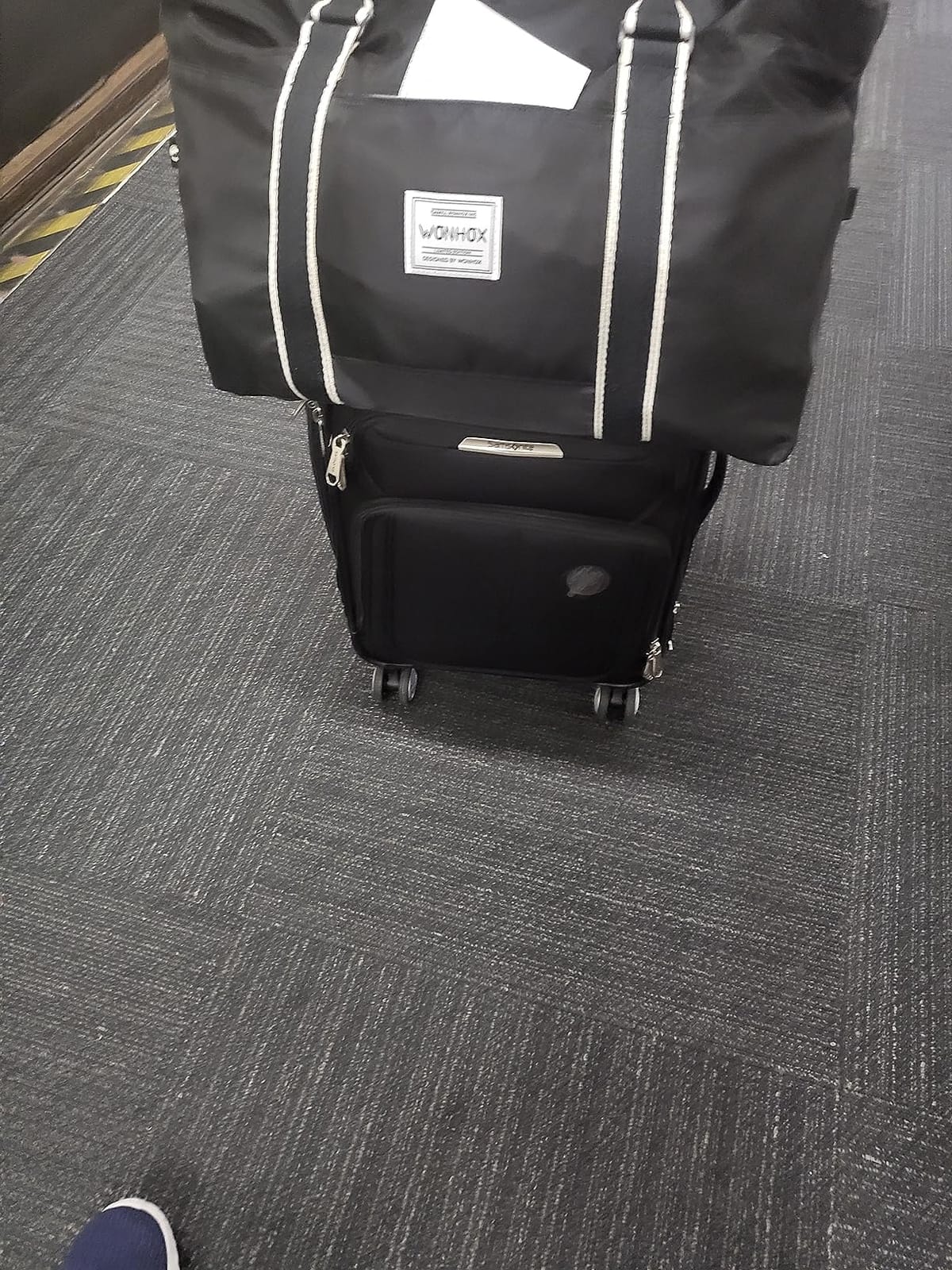 Samsonite Solyte DLX Softside Expandable Luggage with Spinner Wheels, Mineral Grey, Checked-Large 29-Inch customer photo 1