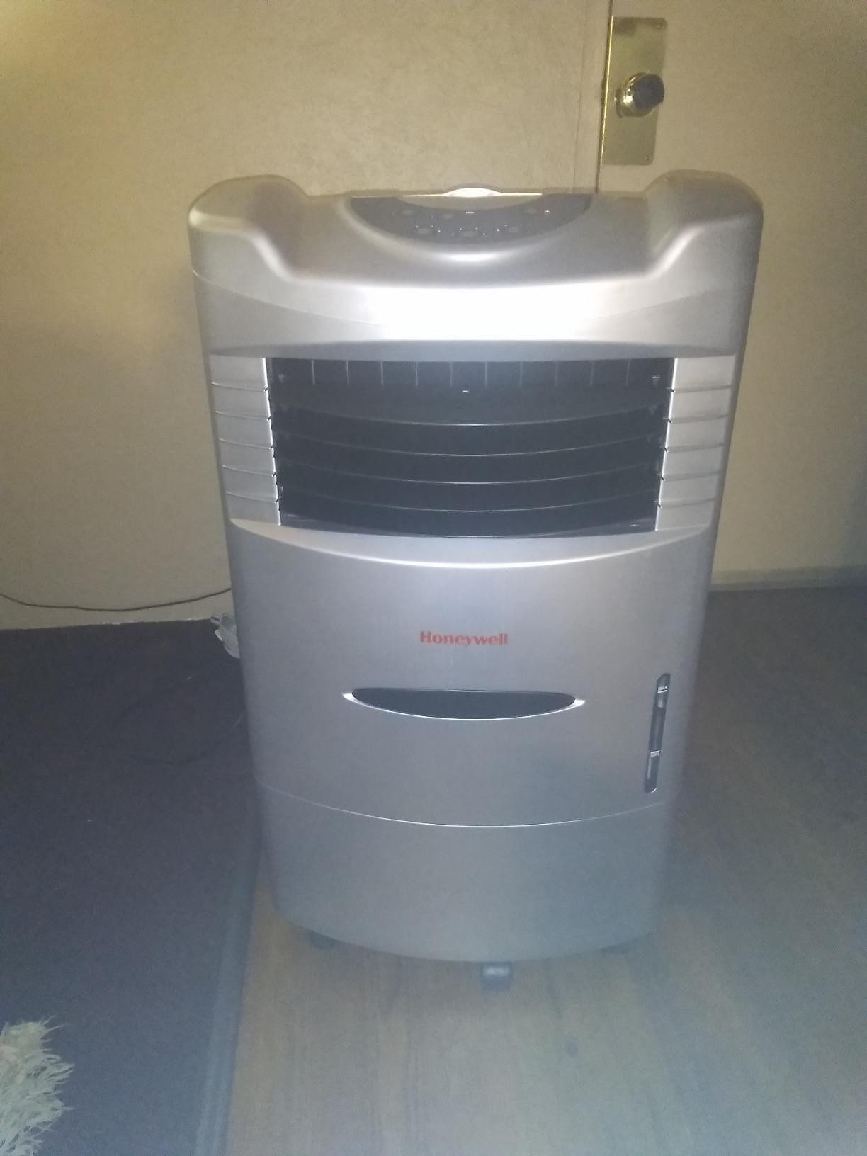 Honeywell 745 CFM* Indoor Portable Evaporative Cooler with Remote Control – CL201AEW customer photo 1