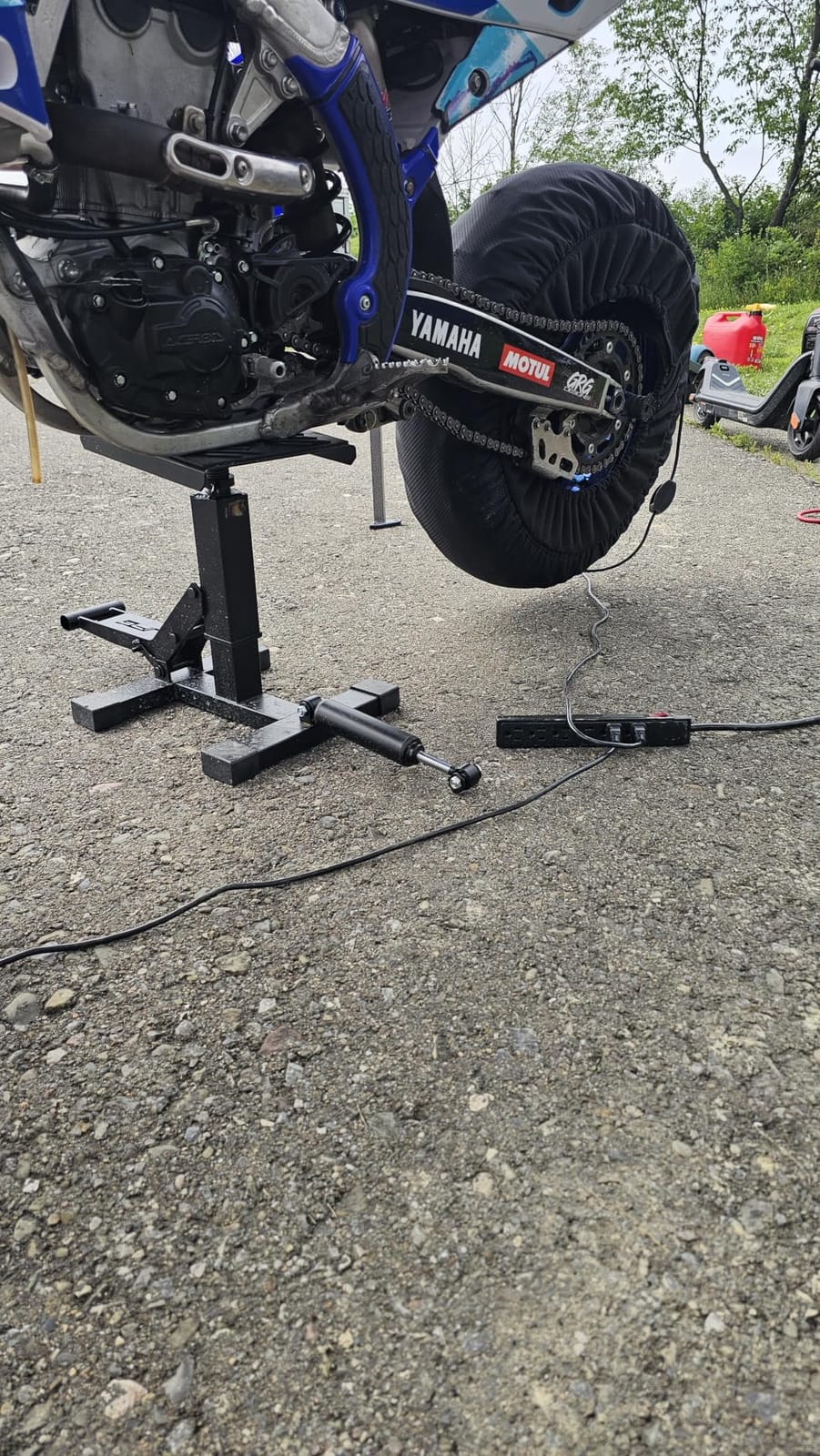 JFG RACING Adjustable Hydraulic Dirt Bike Stand Lift 1000 Lbs Capacity,Red customer photo 2