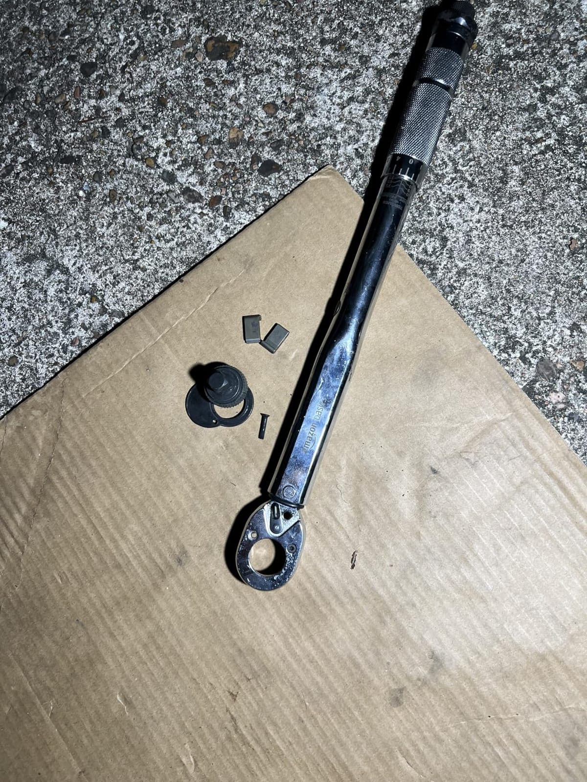 Amazon Basics 3/8-inch Drive Click Torque Wrench Ratchet, 15-80 ft.-lb, 20.4-108.5 Nm customer photo 1