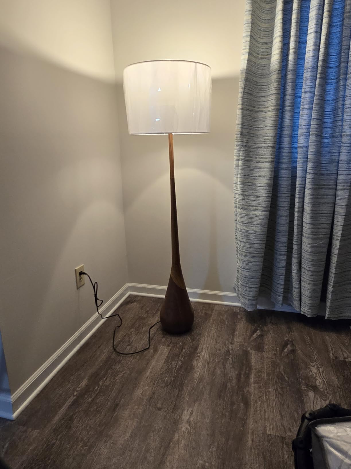 Novogratz x Globe Harrington 65 in Floor Lamp, 2-Tone Wood-Tone Base customer photo 2